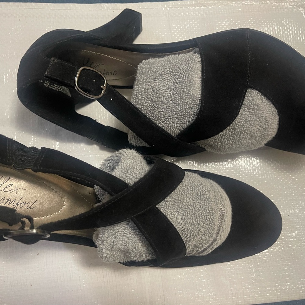Dexflex Comfort Black Heels with Stylish Design